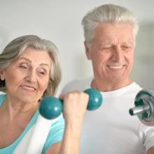 homme et femme font de la musculation