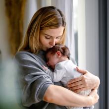Une maman ressent des injonctions sociales pour prendre soin de son bébé