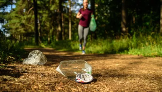 Ramasser les déchets en faisant du jogging est appelé plogging